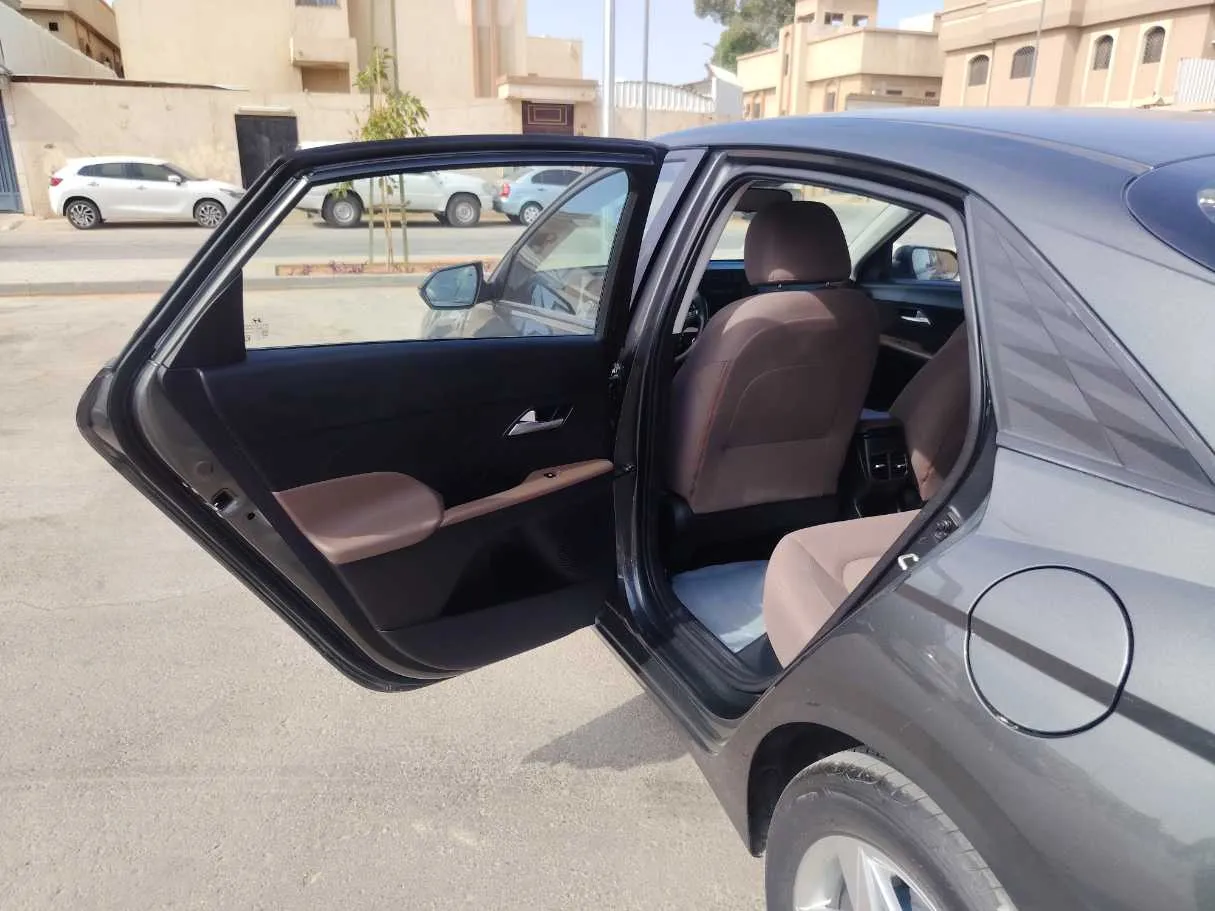 Car image 13