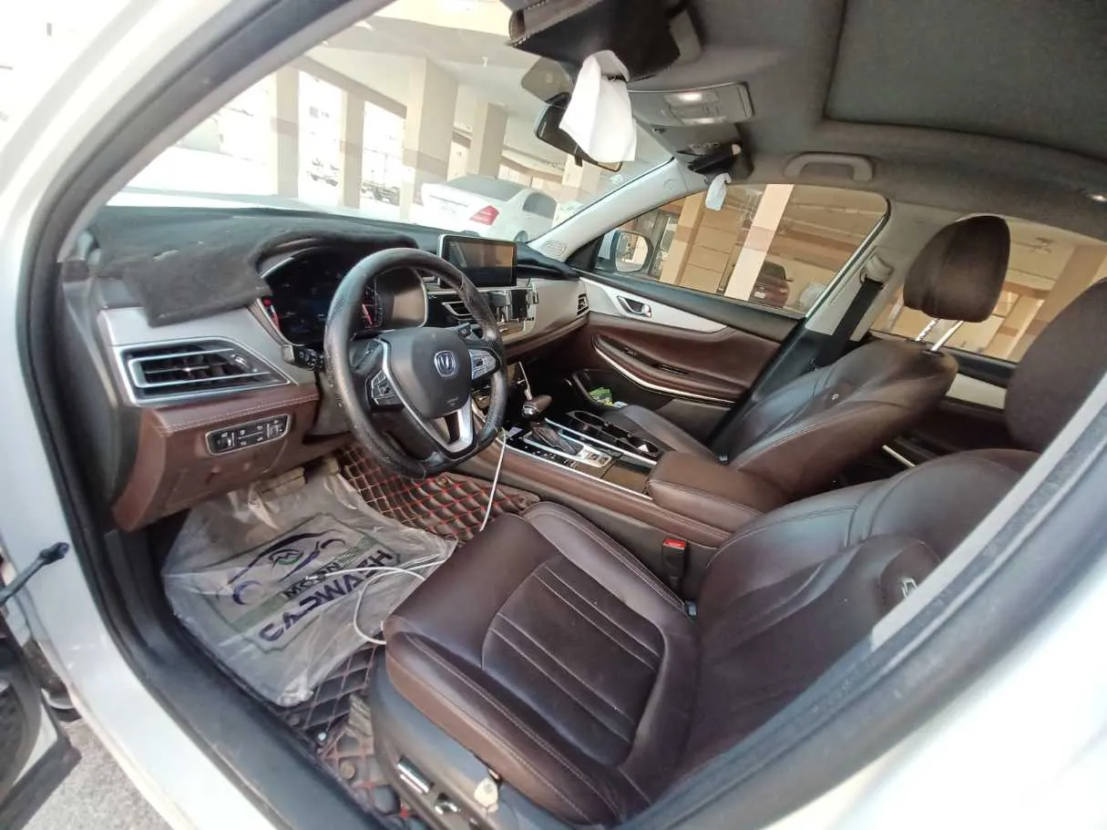 Car image 11