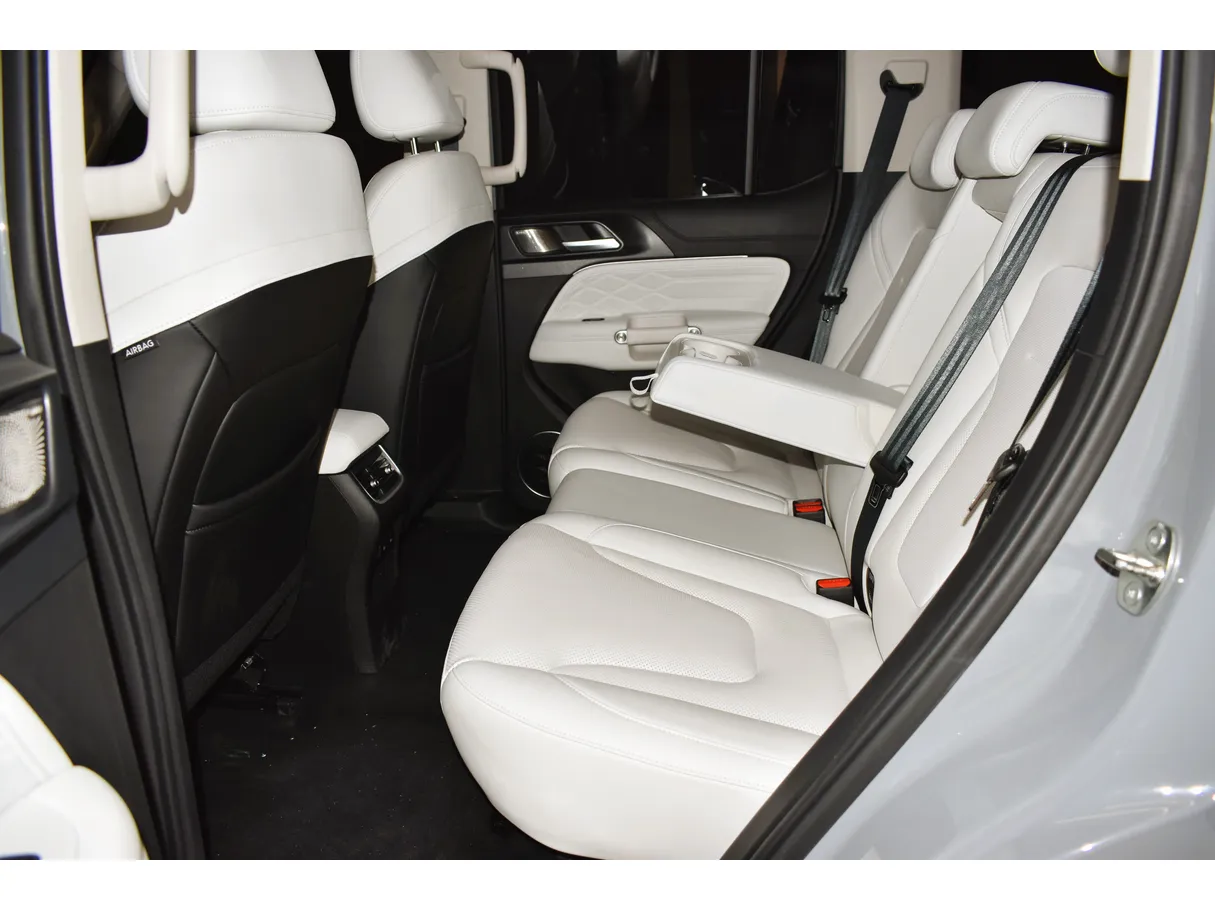 Car image 11