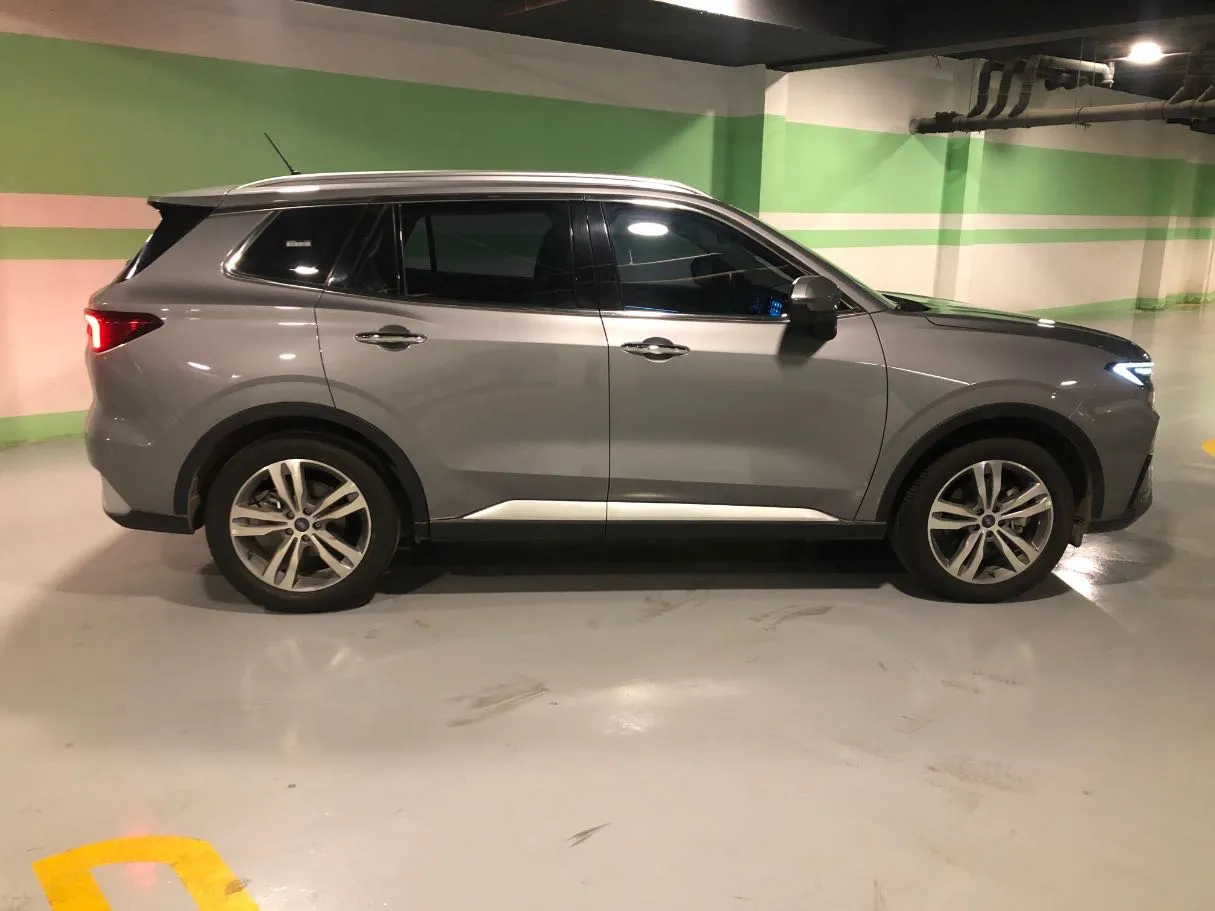 Car image 4