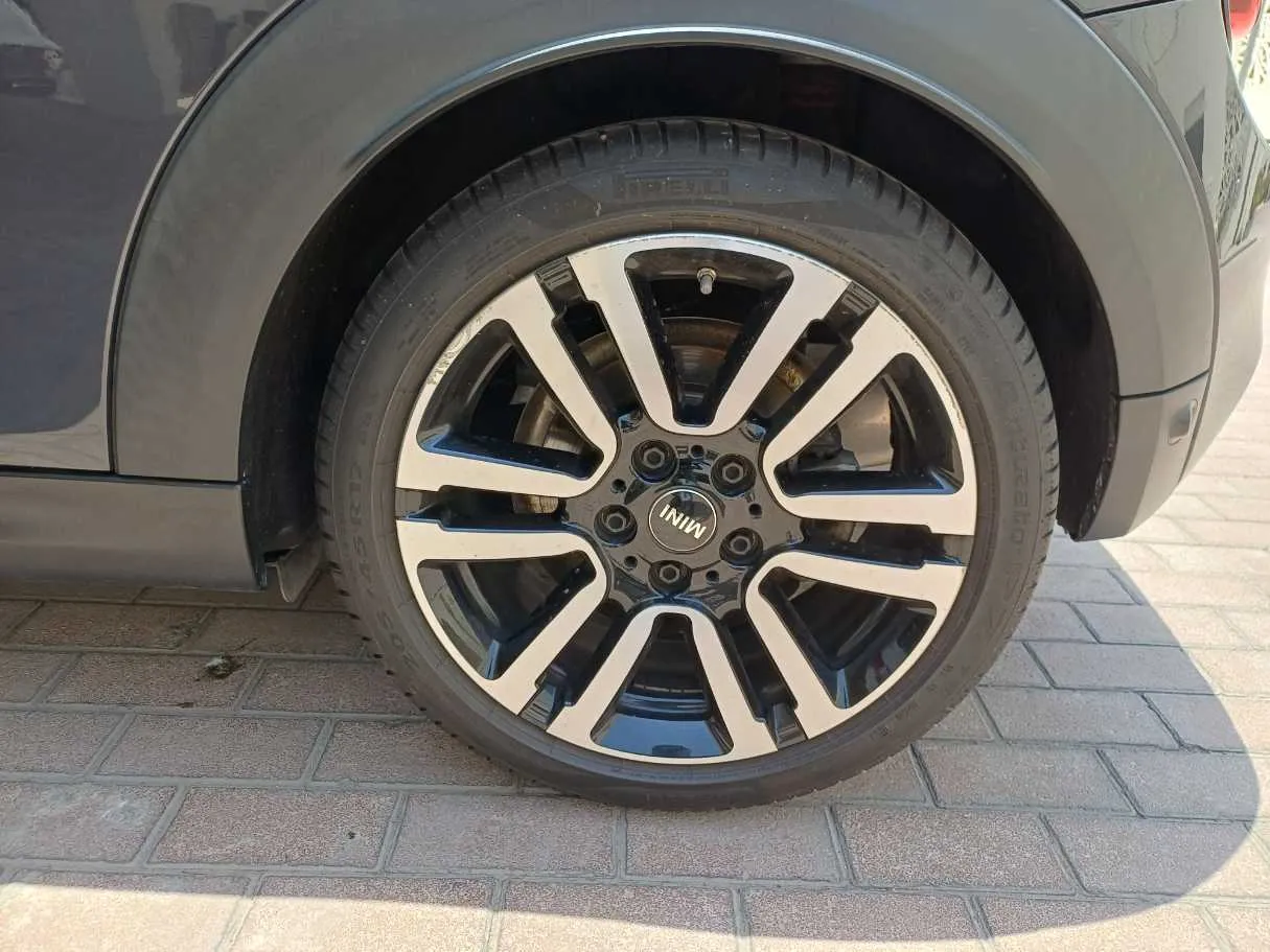 Car image 9