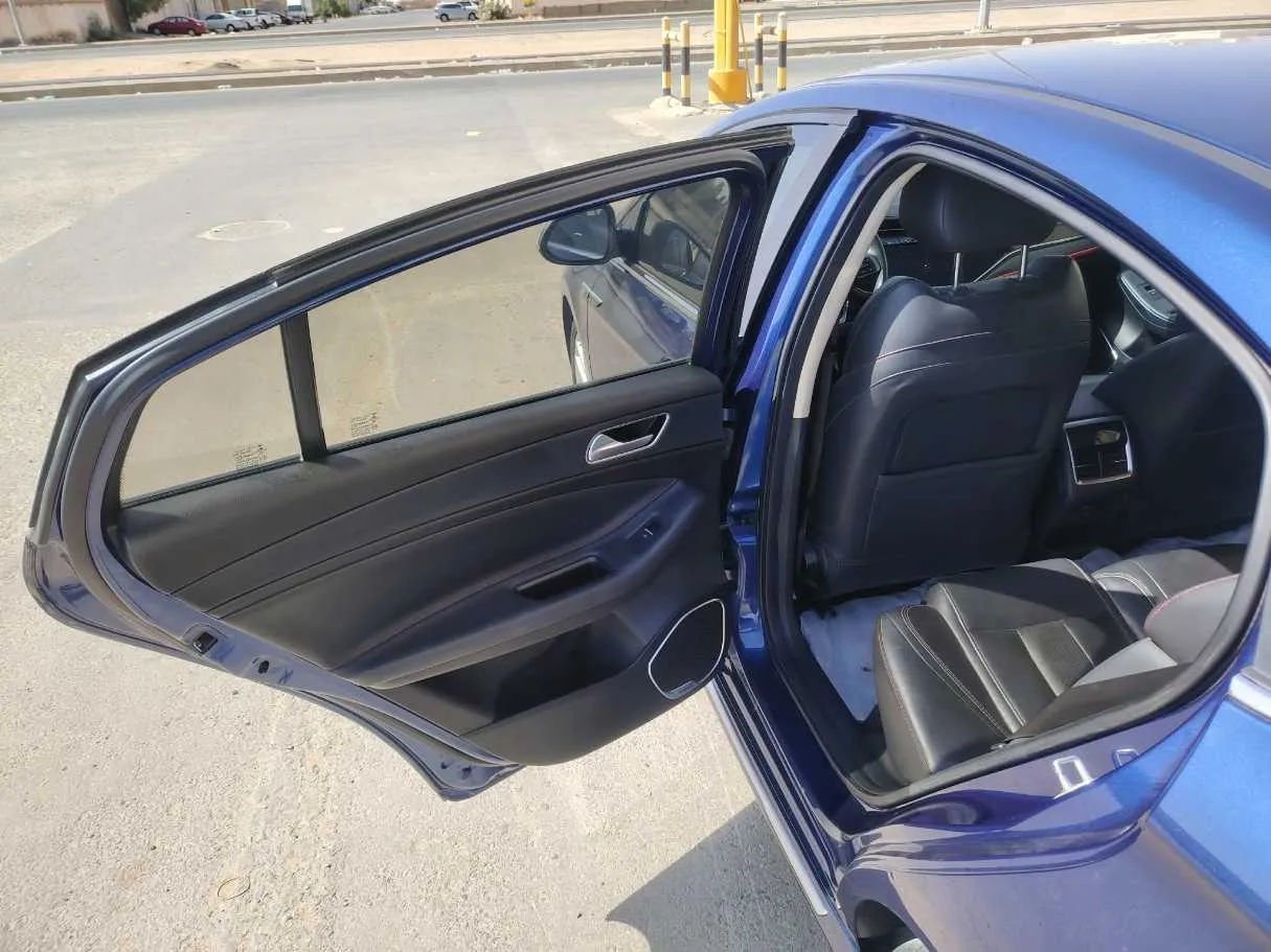 Car image 16