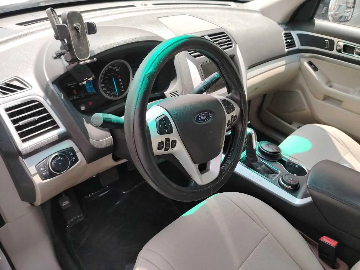 Car image 14