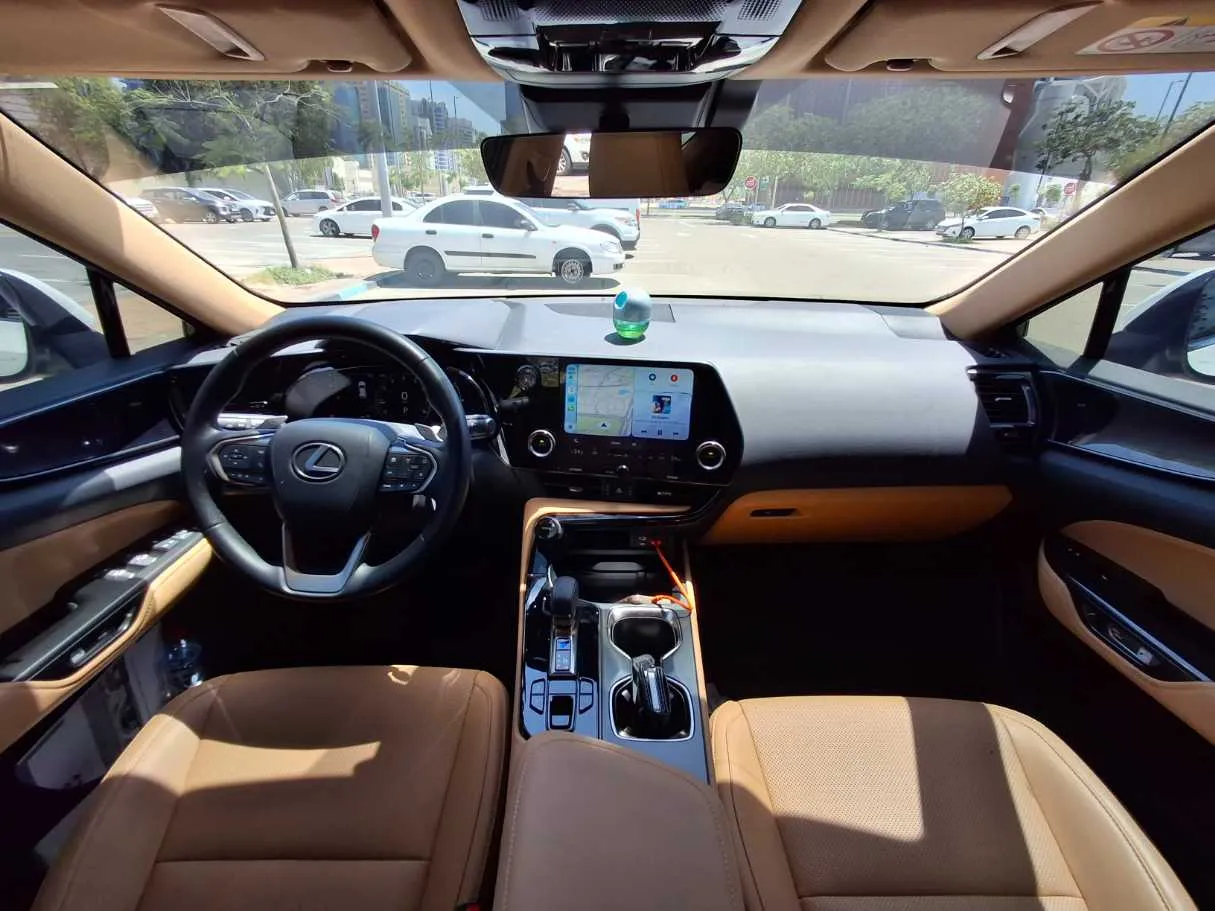 Car image 14