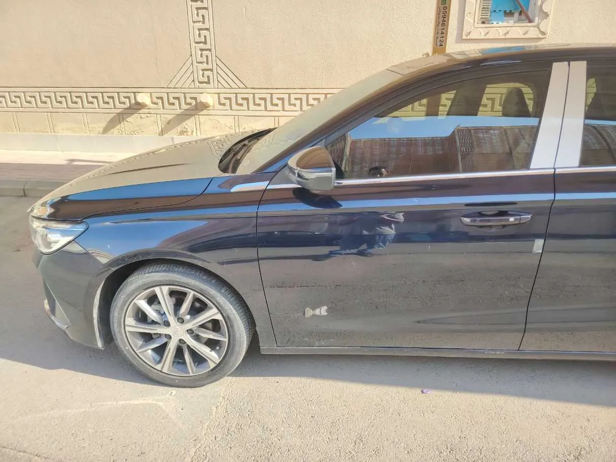 Car image 9