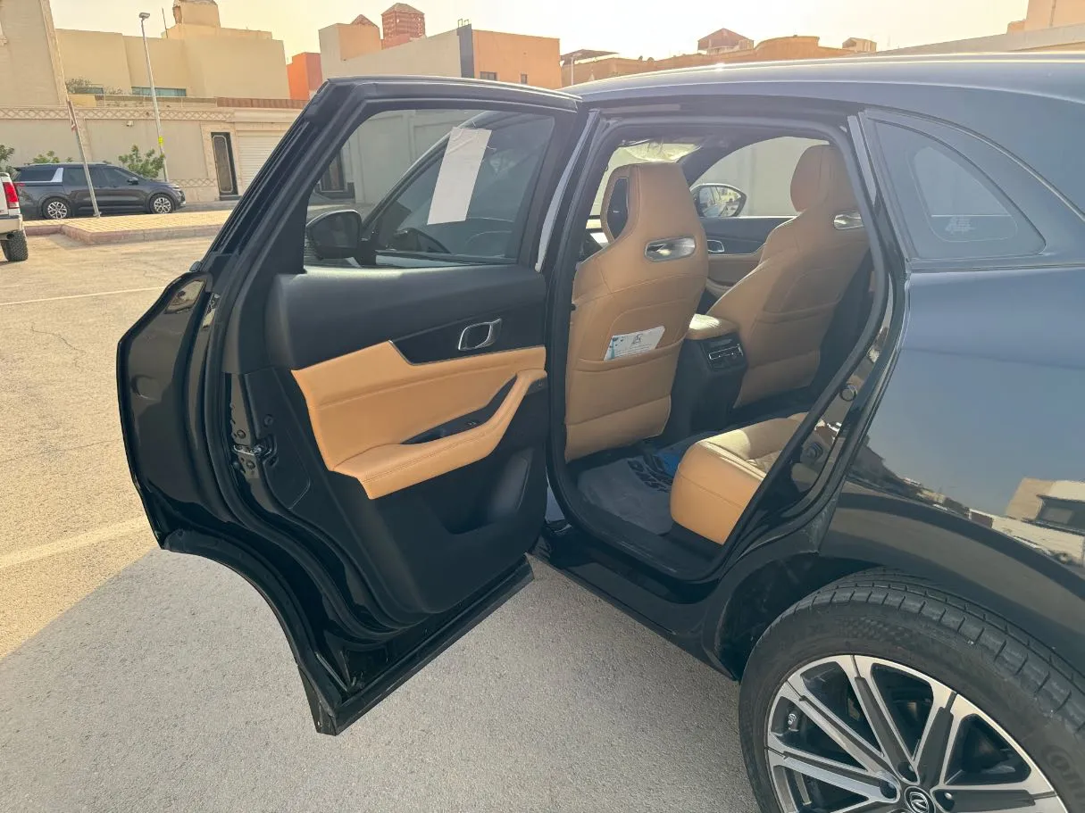 Car image 13