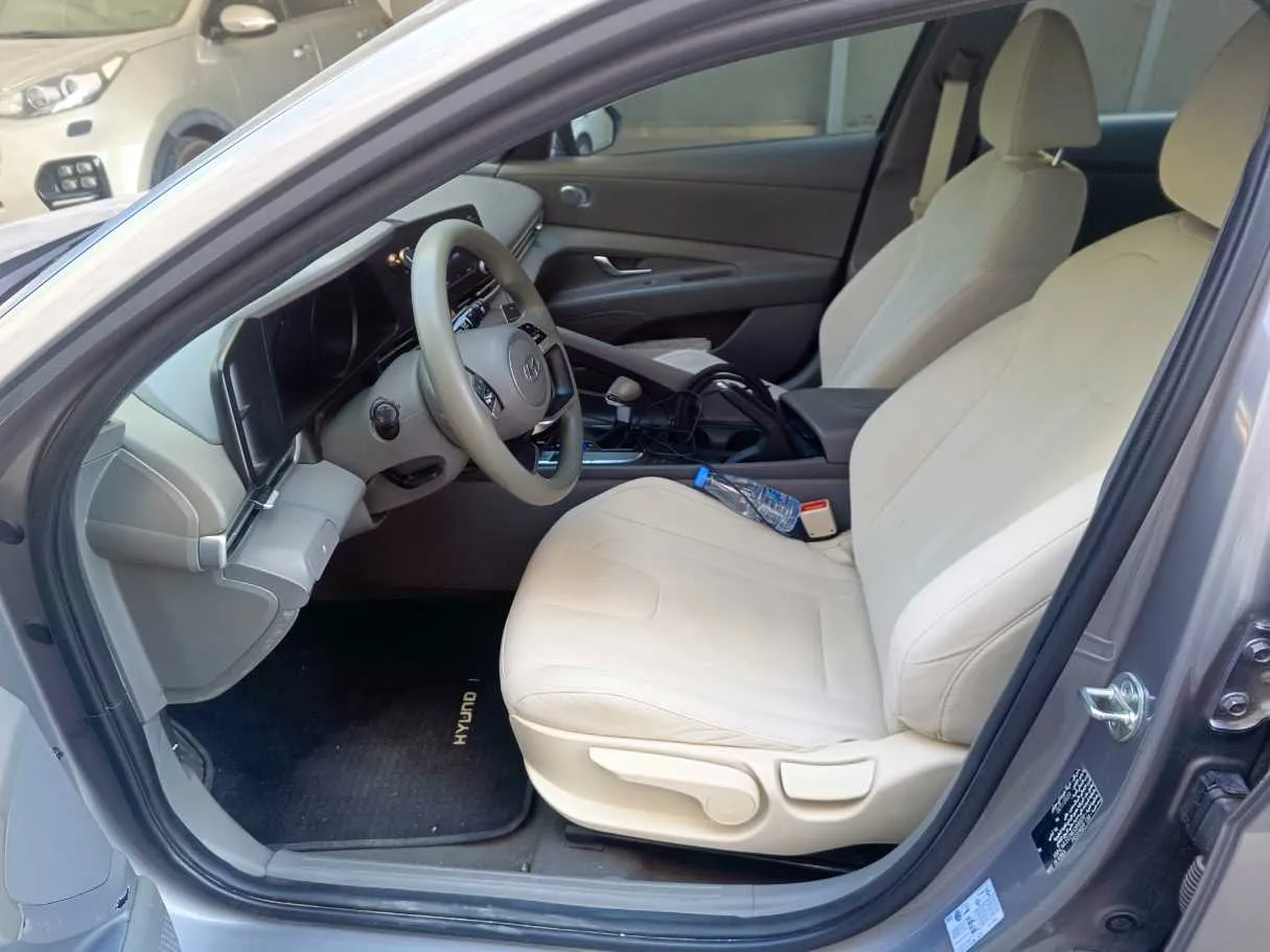 Car image 14