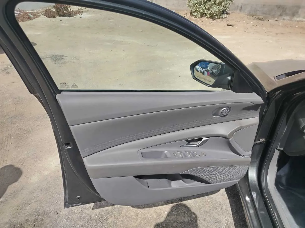 Car image 12