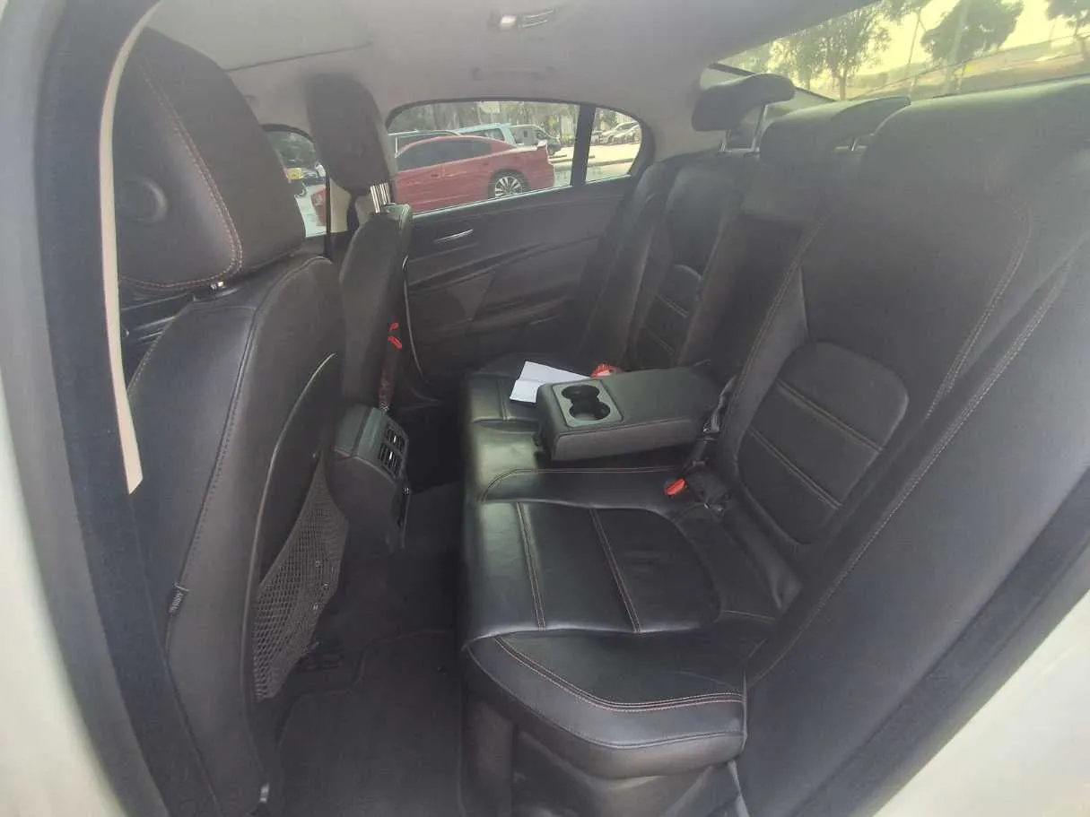 Car image 14