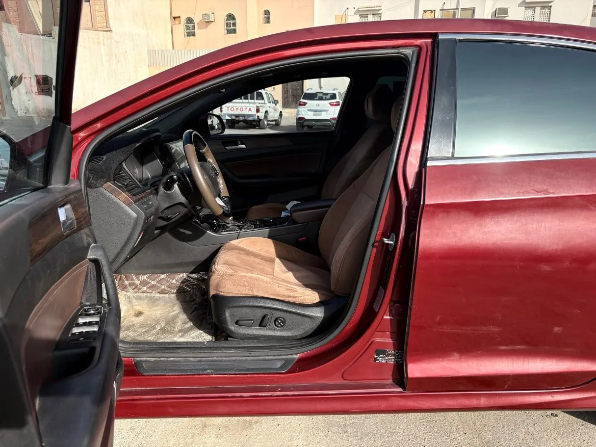 Car image 12