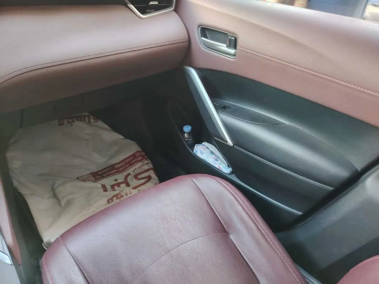 Car image 19