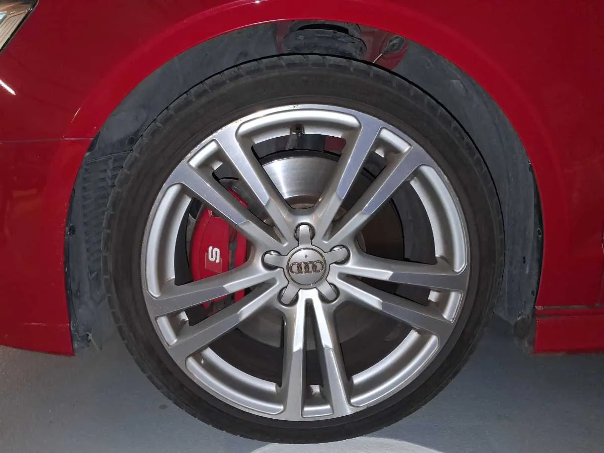 Car image 9