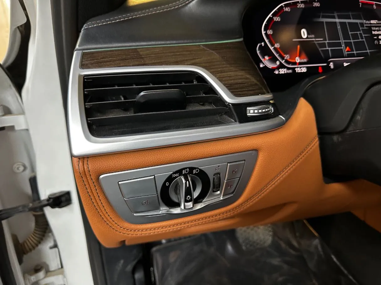 Car image 24
