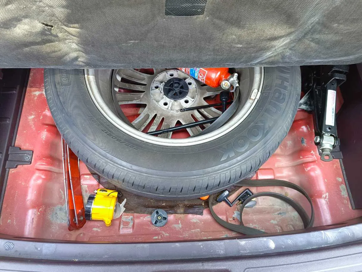 Car image 30