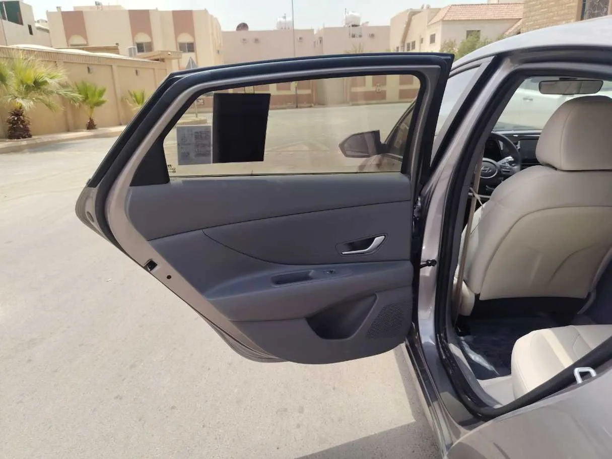 Car image 15