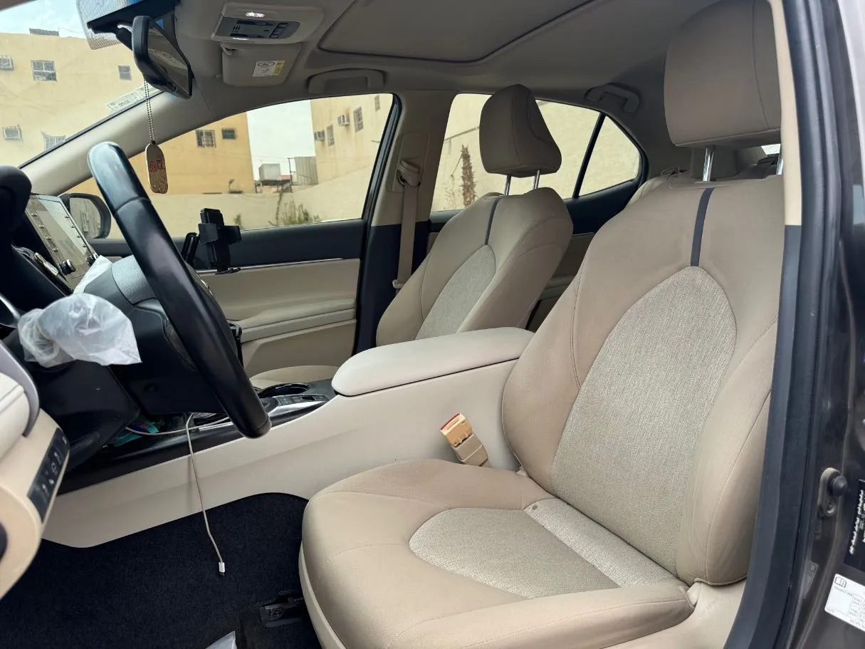 Car image 12
