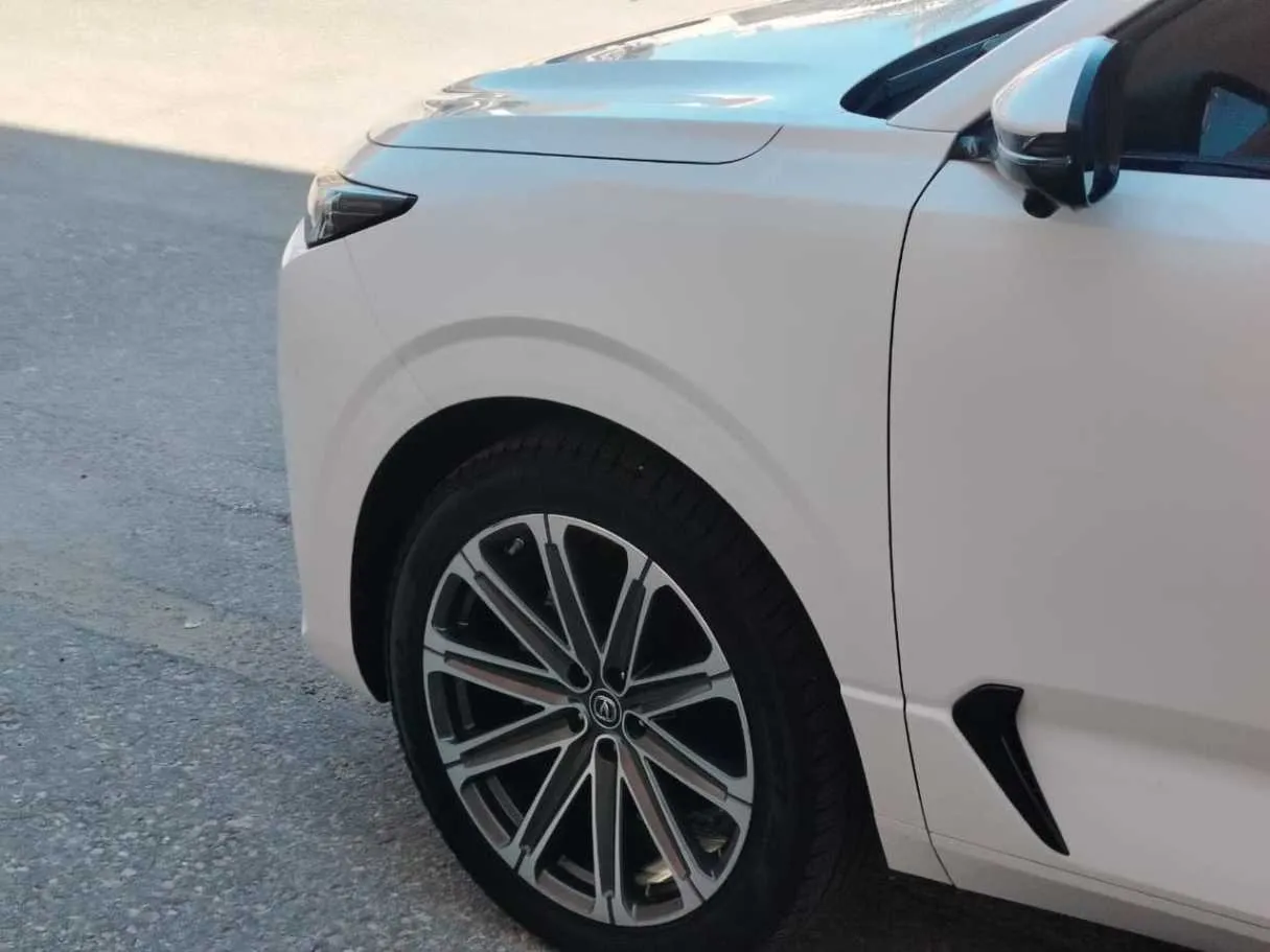 Car image 9