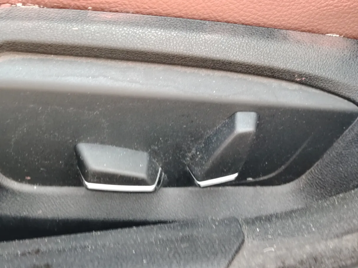 Car image 32