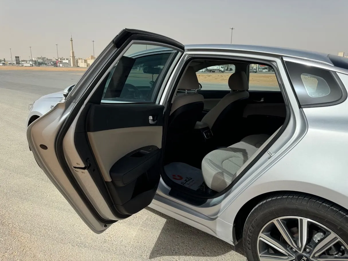 Car image 14