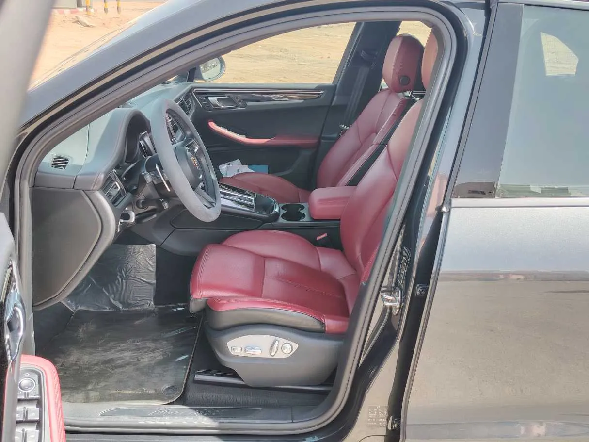 Car image 12
