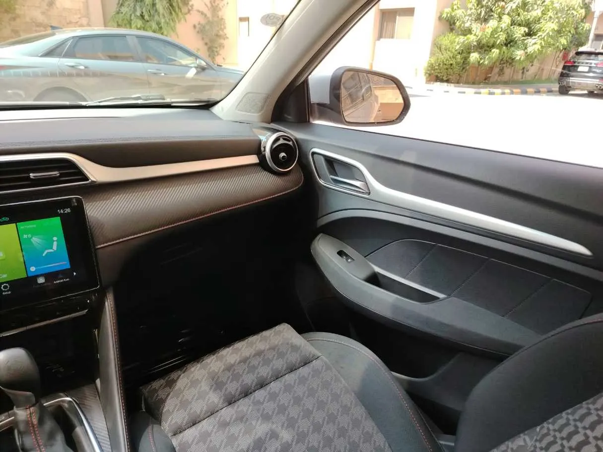 Car image 25