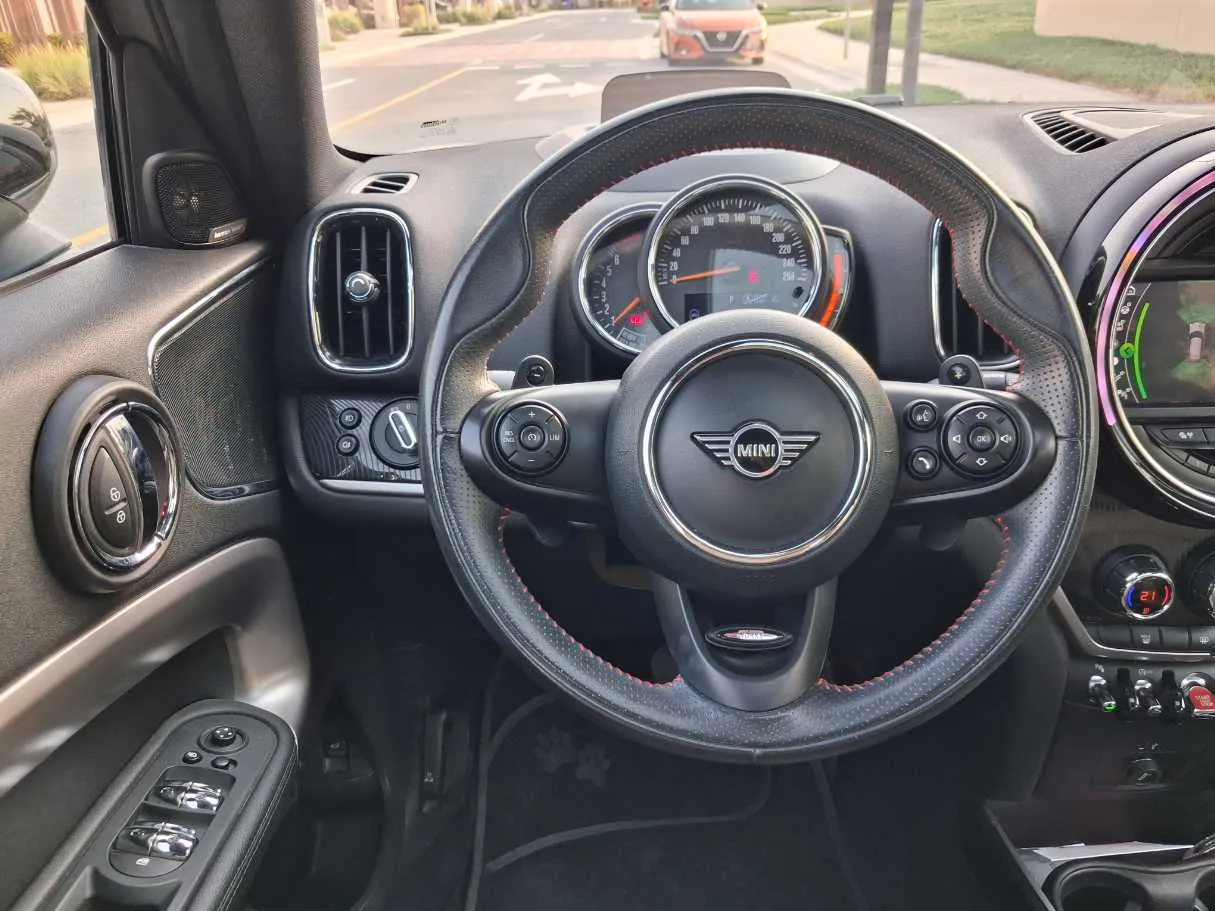 Car image 19