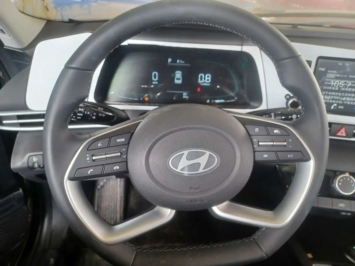 Car image 16