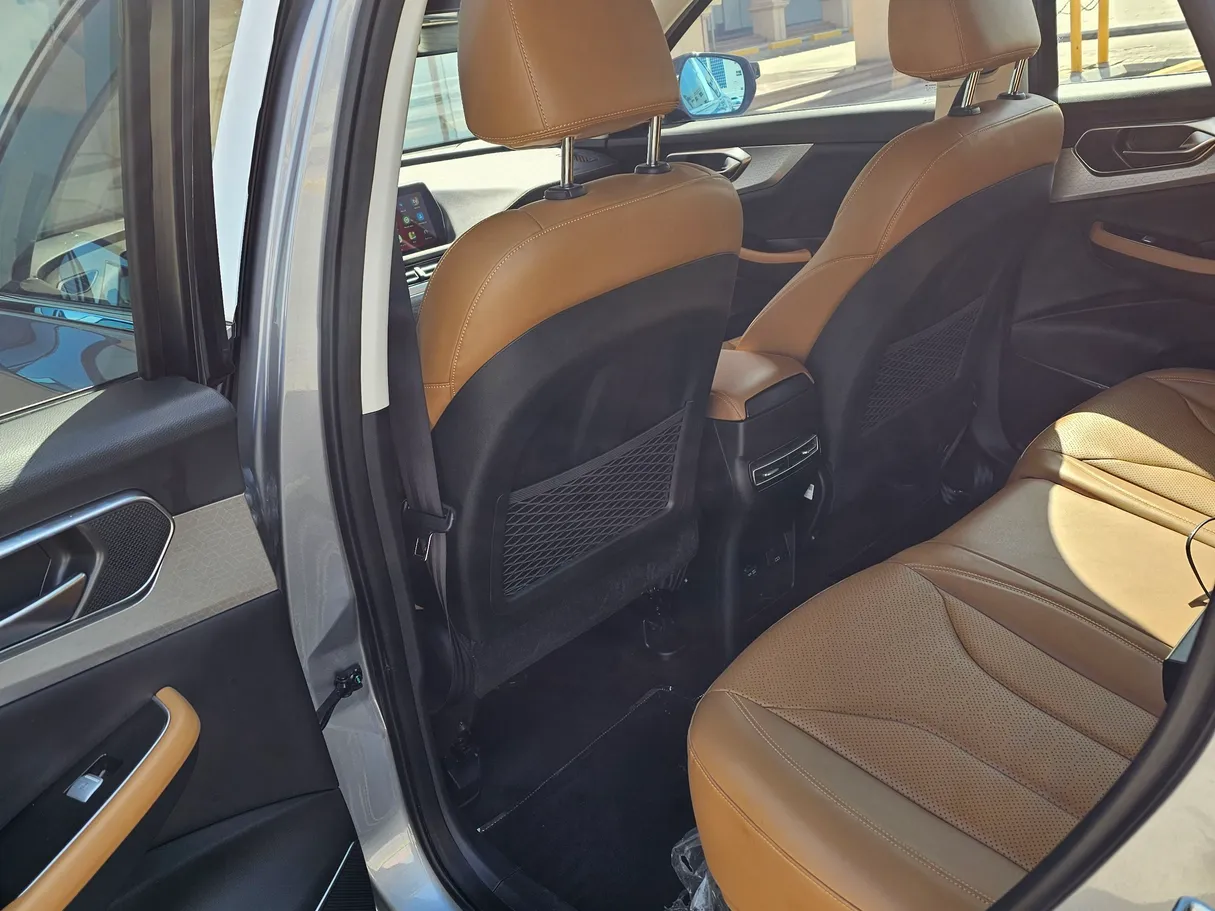 Car image 11