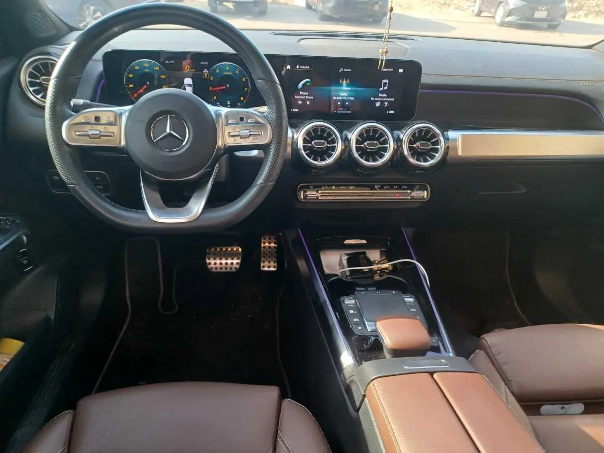 Car image 16