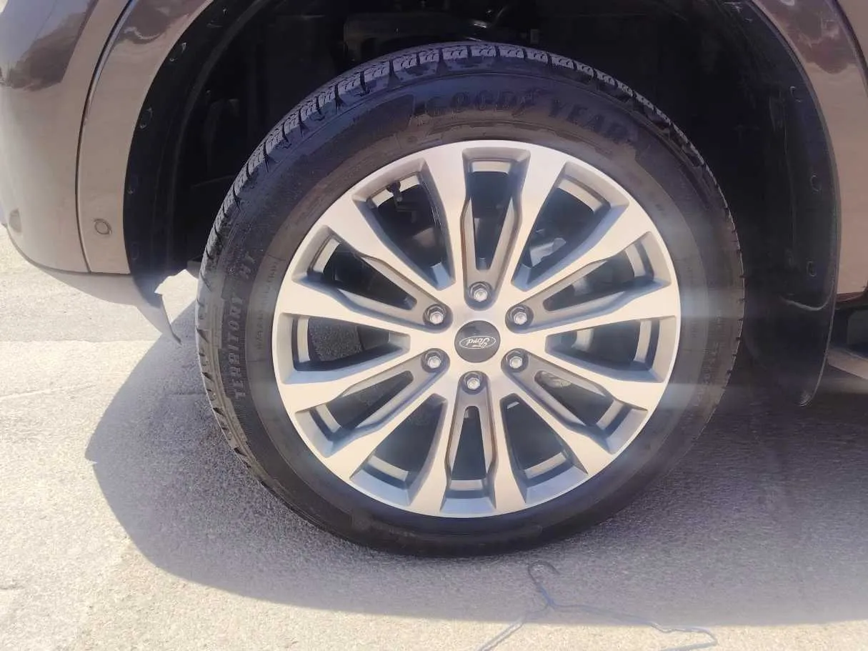 Car image 10