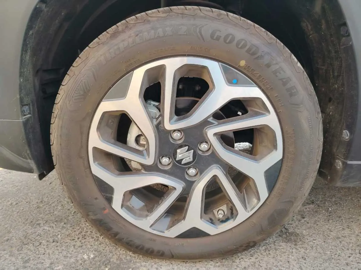 Car image 10
