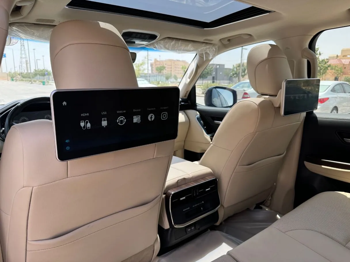 Car image 14