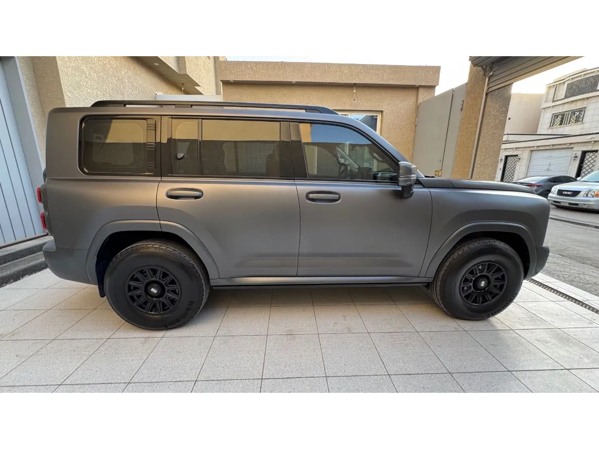 Car image 4