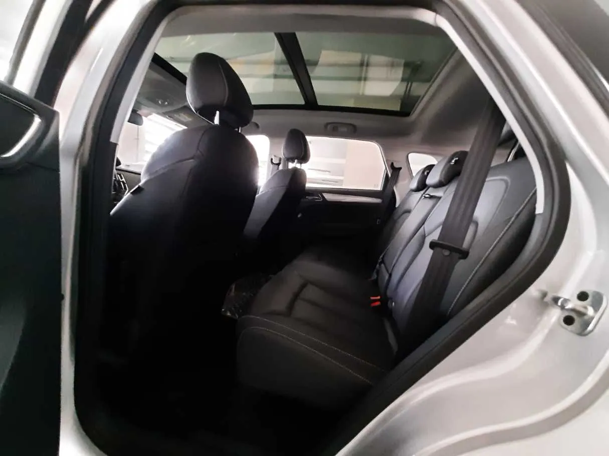 Car image 13