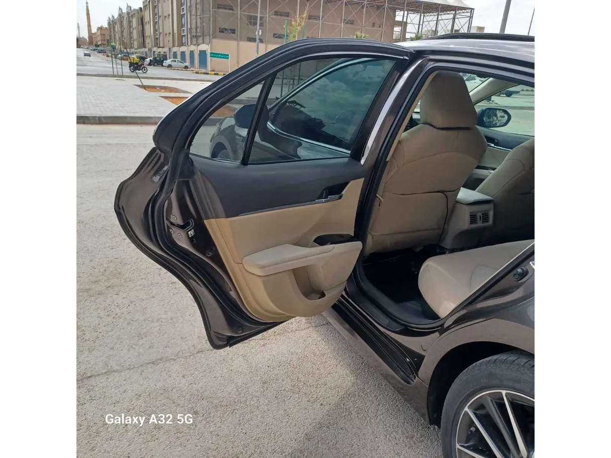 Car image 12