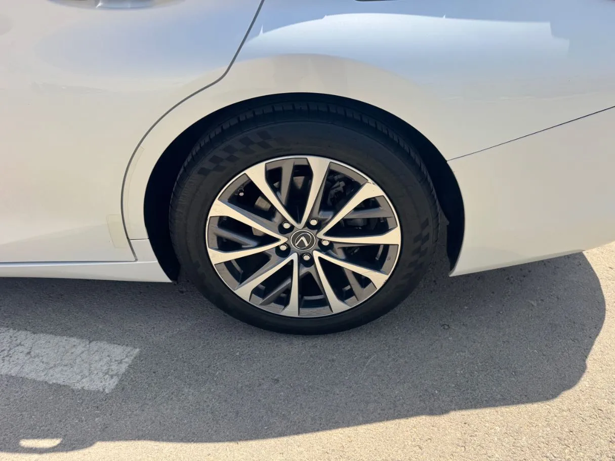 Car image 9