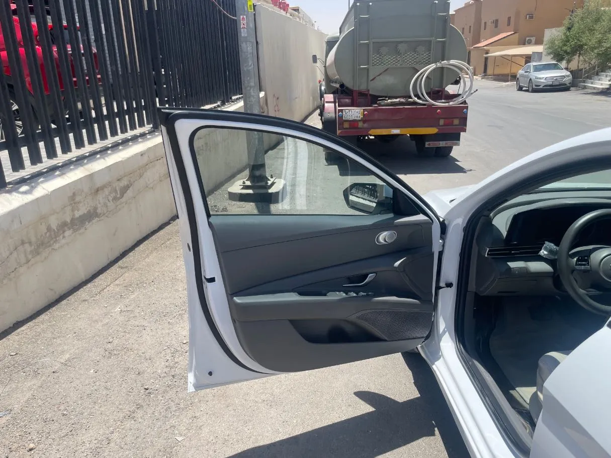 Car image 10