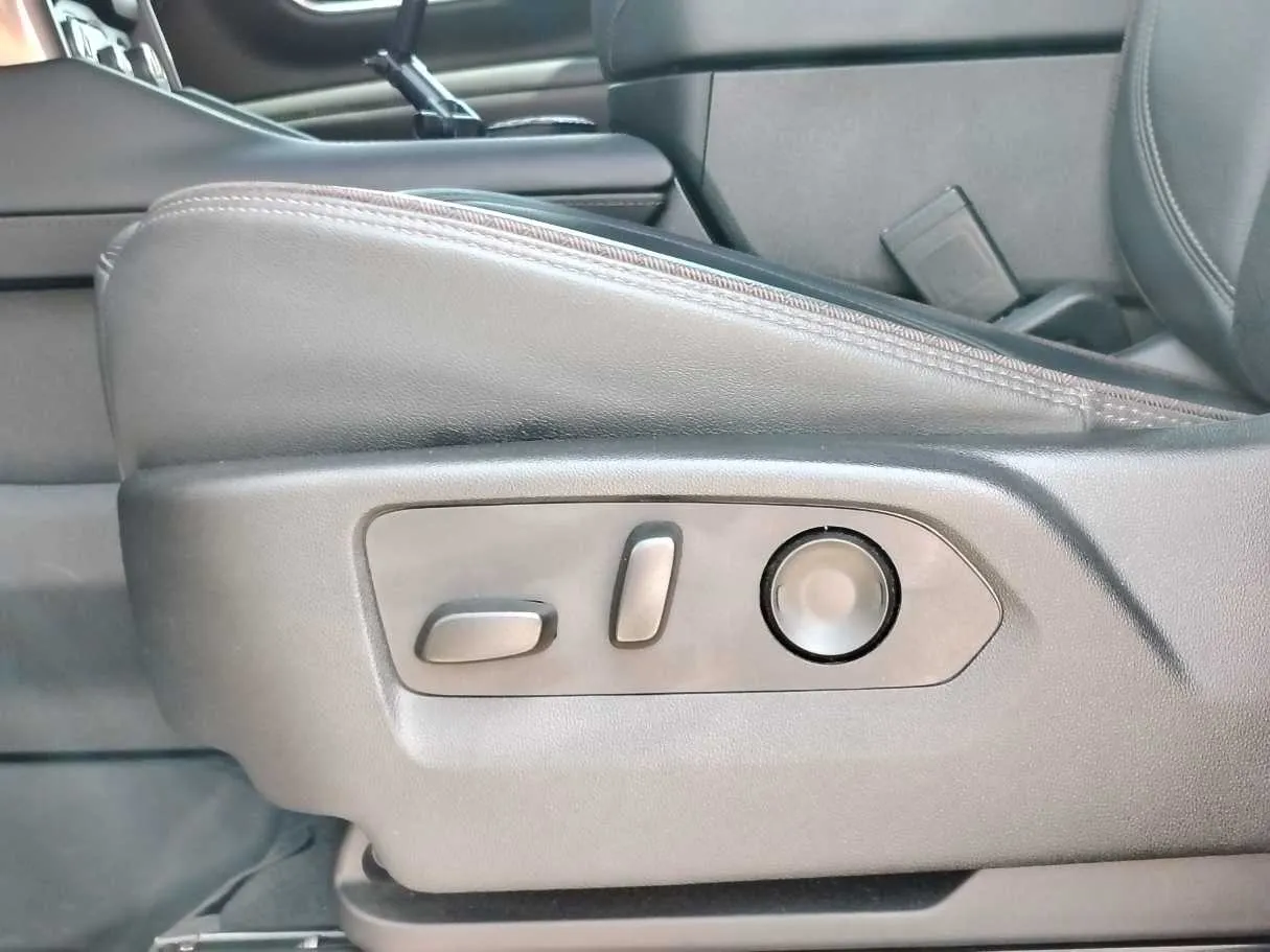 Car image 33