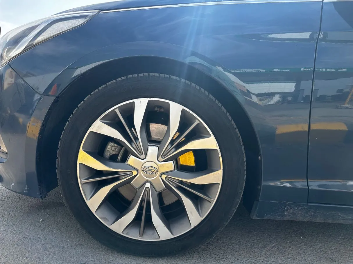Car image 9
