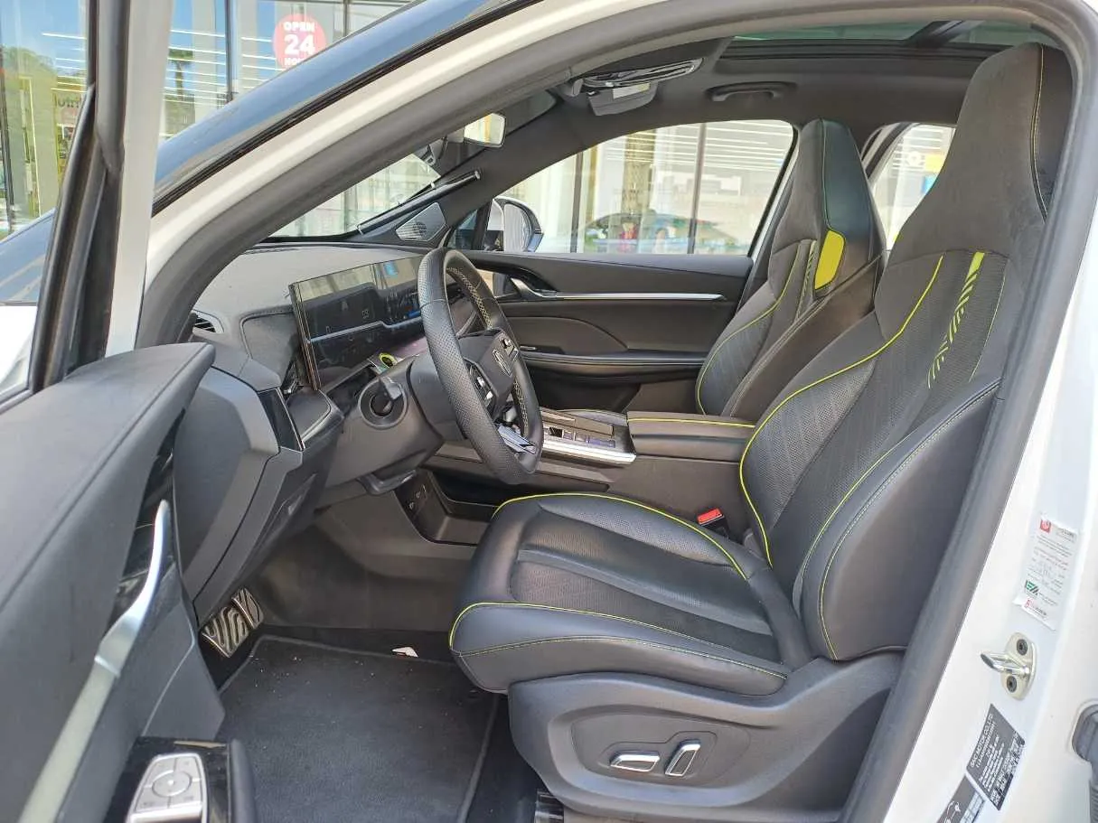 Car image 12