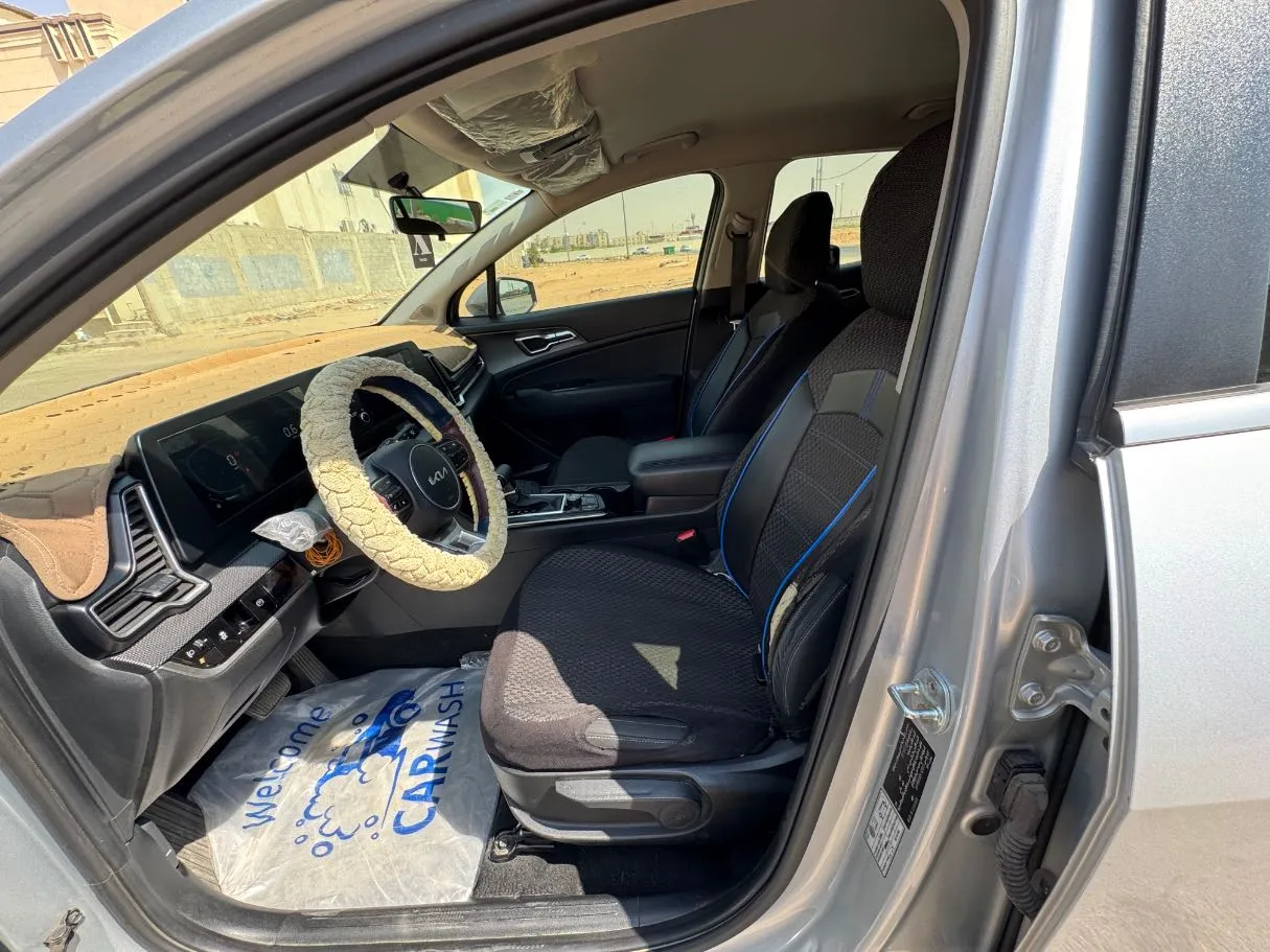 Car image 11