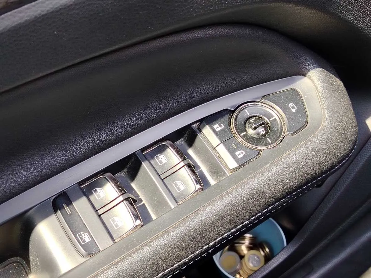 Car image 32