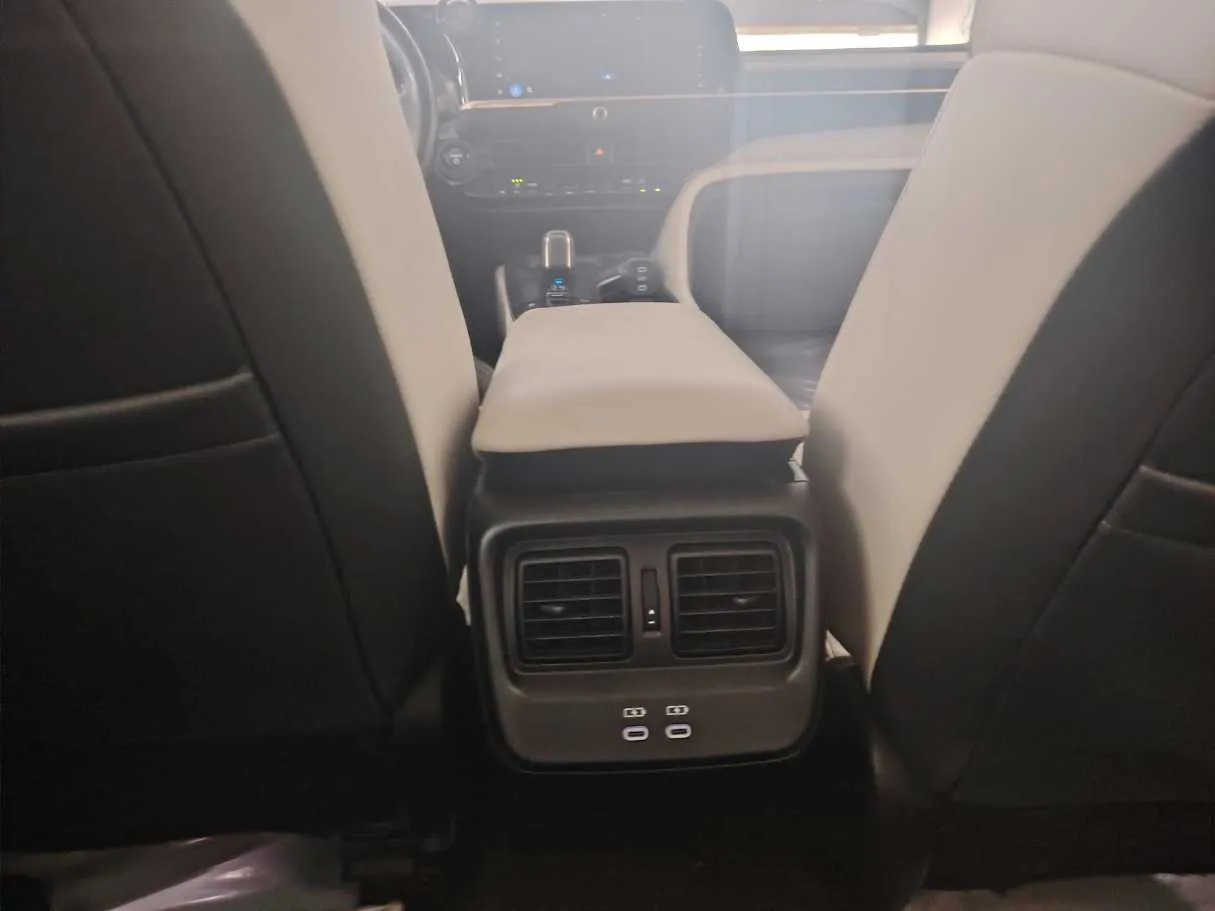Car image 34