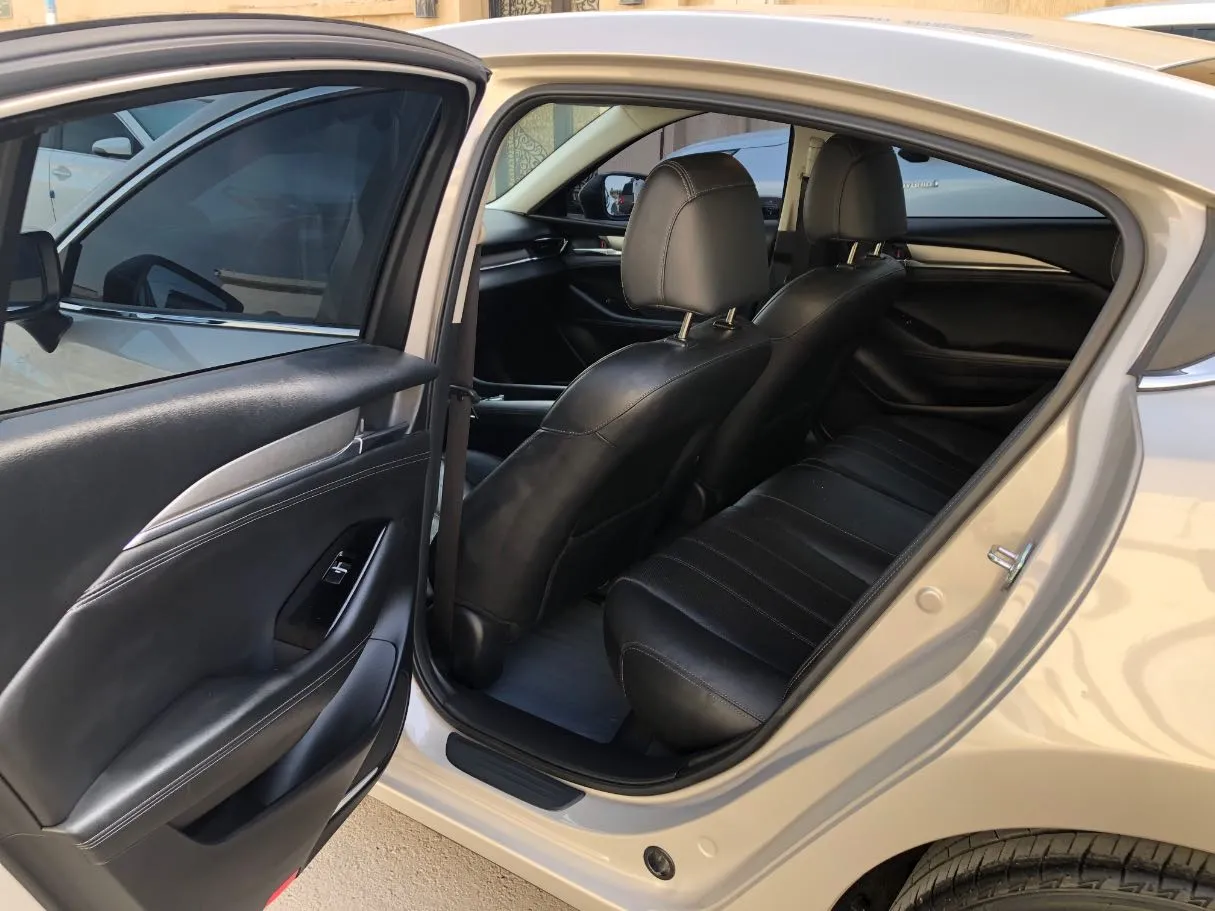 Car image 14