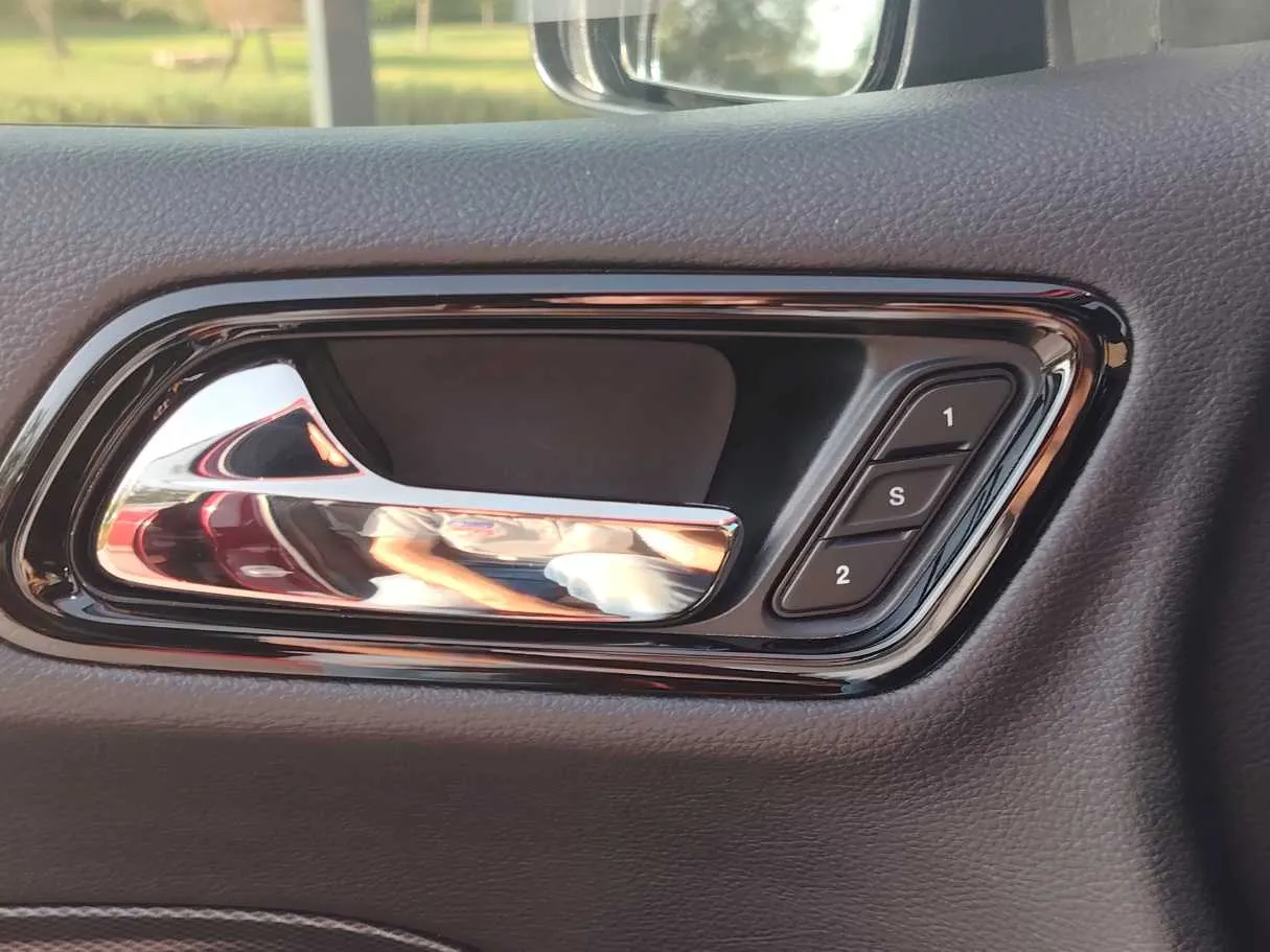 Car image 30