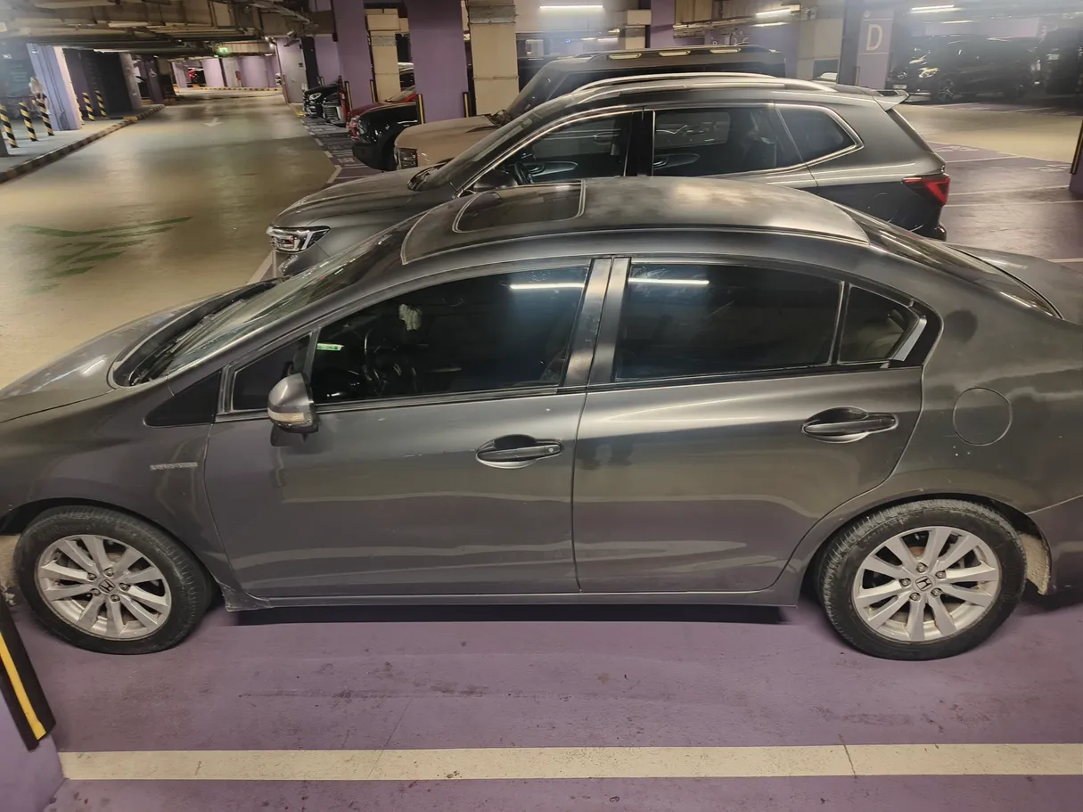 Car image 4