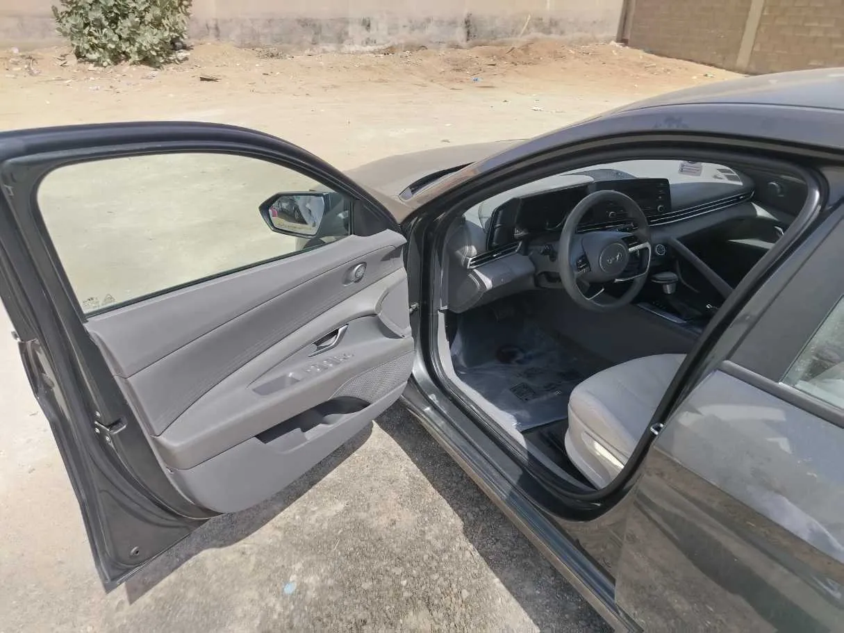Car image 11