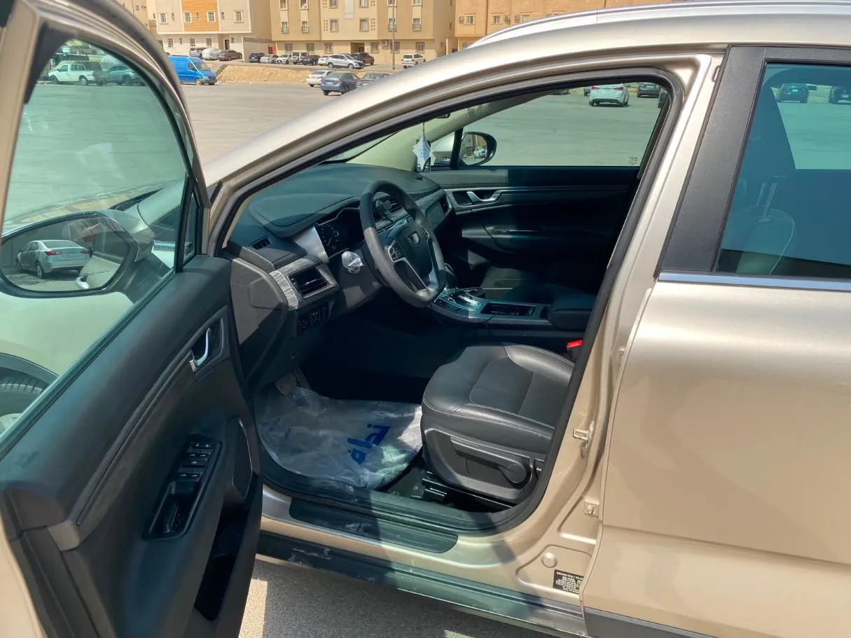 Car image 12