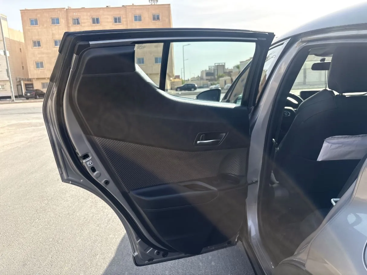 Car image 14