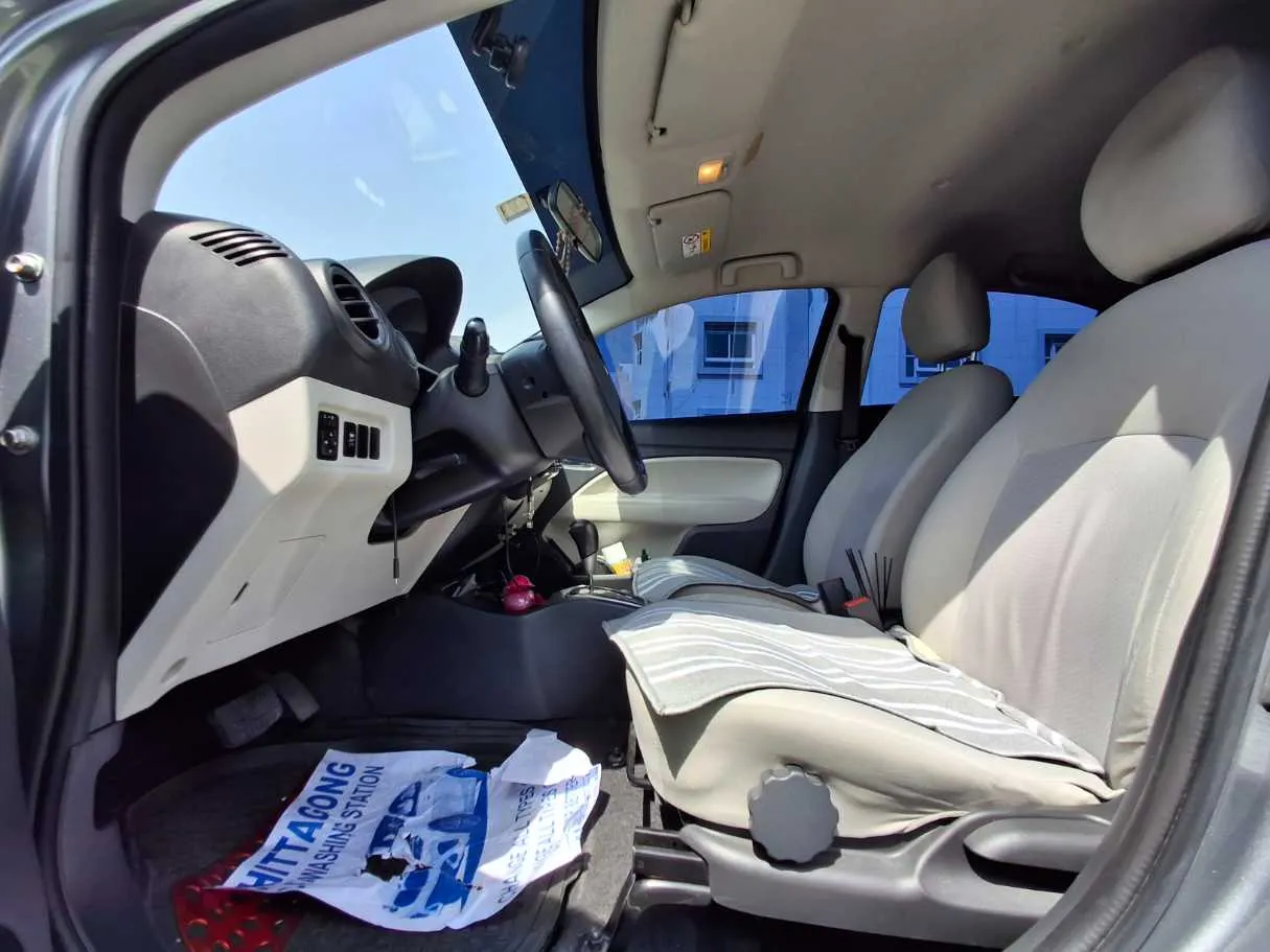 Car image 12